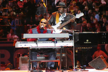 Stevie Wonder leads pre-game show